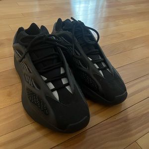 Men’s 7 1/2 Yeezy black sneakers